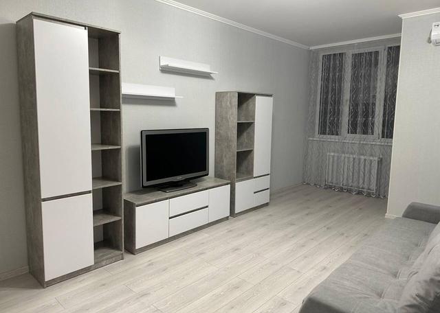 1-кімнатна квартира, просп. Бажана 1м