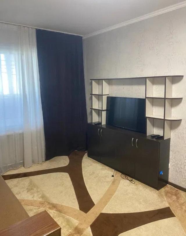 1-кімнатна квартира, вул. Драгоманова 12