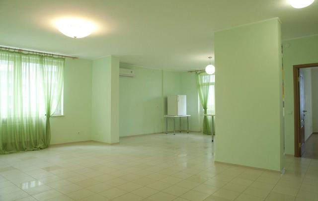 2-кімнатна квартира, вул. Окіпної 10а