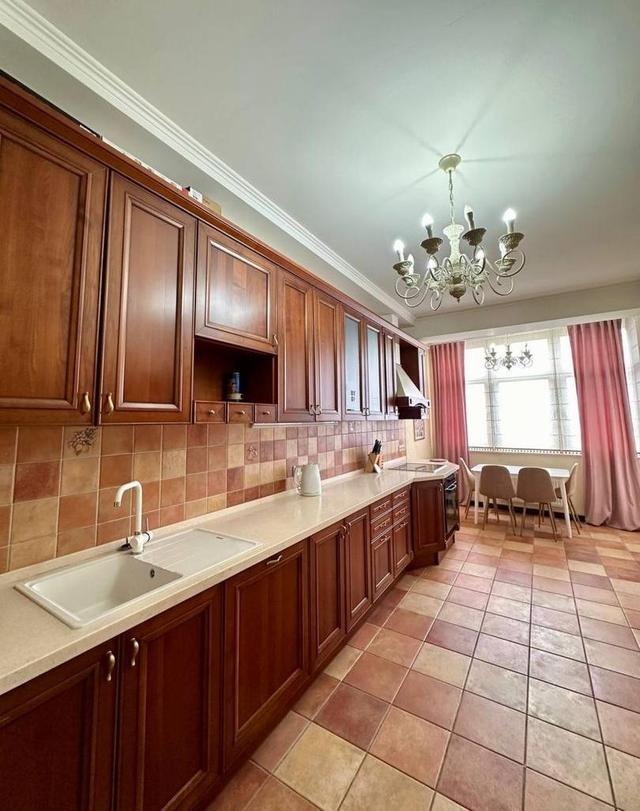 3-кімнатна квартира, вул. Коновальця (Щорса) 36б