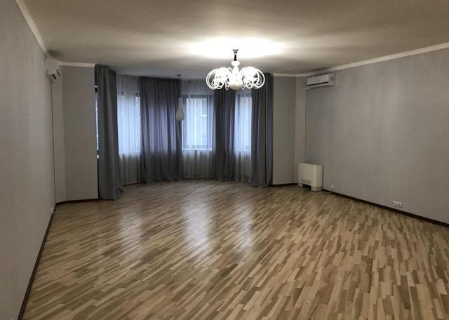 4-кімнатна квартира, вул. Кропивницького 10